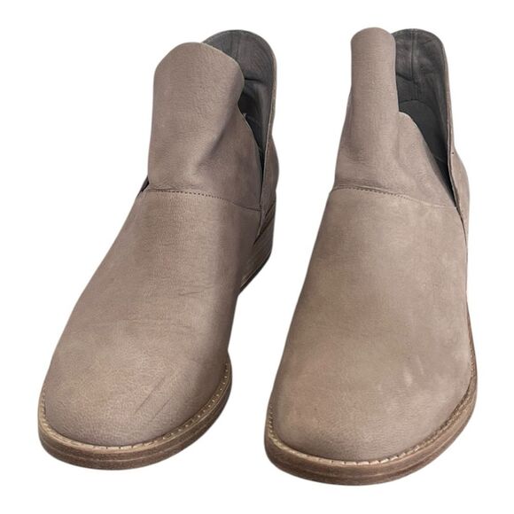 Eileen Fisher | Leather Leaf Bootie in Barley 5.5 - Picture 3 of 10